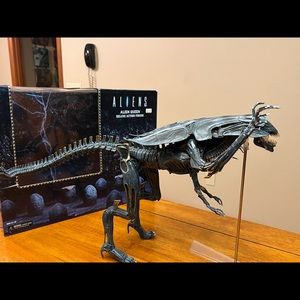 Alien Queen Deluxe Action Figure